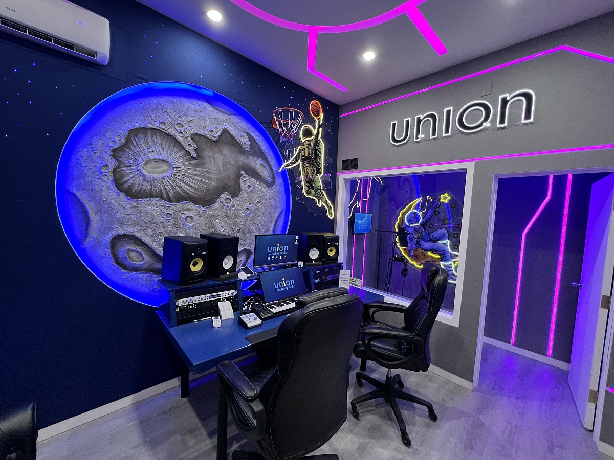 Unleash Your Songwriting Potential in a Nurturing Studio