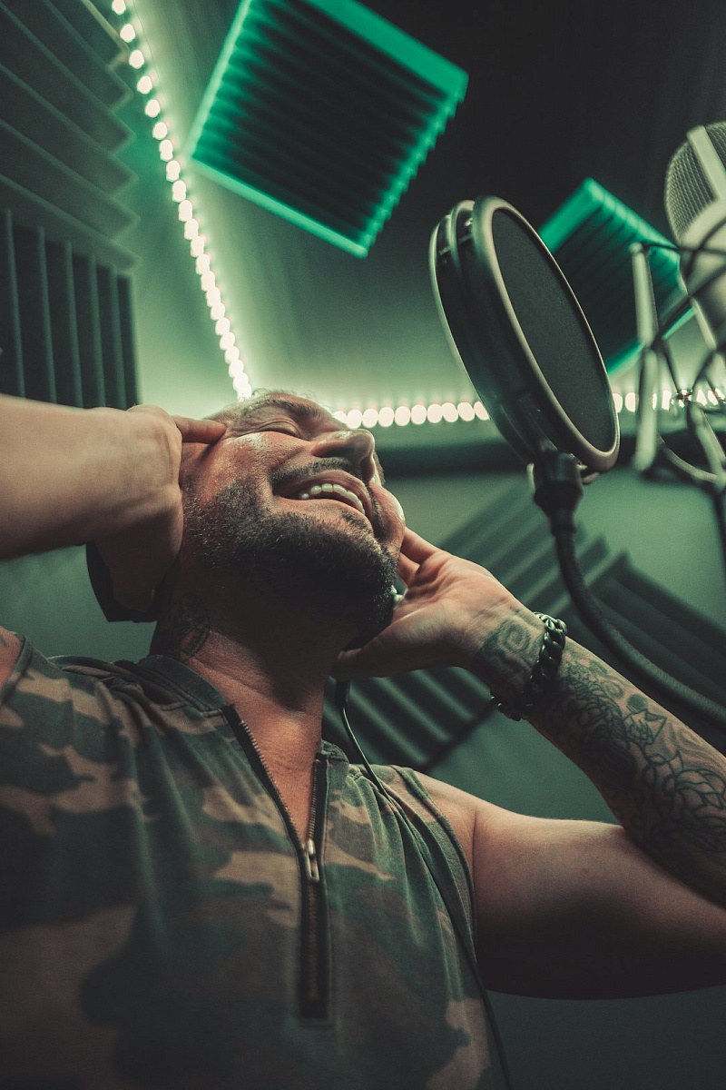 Recording Studio Etiquette Tips for Musicians (What Actually Matters)