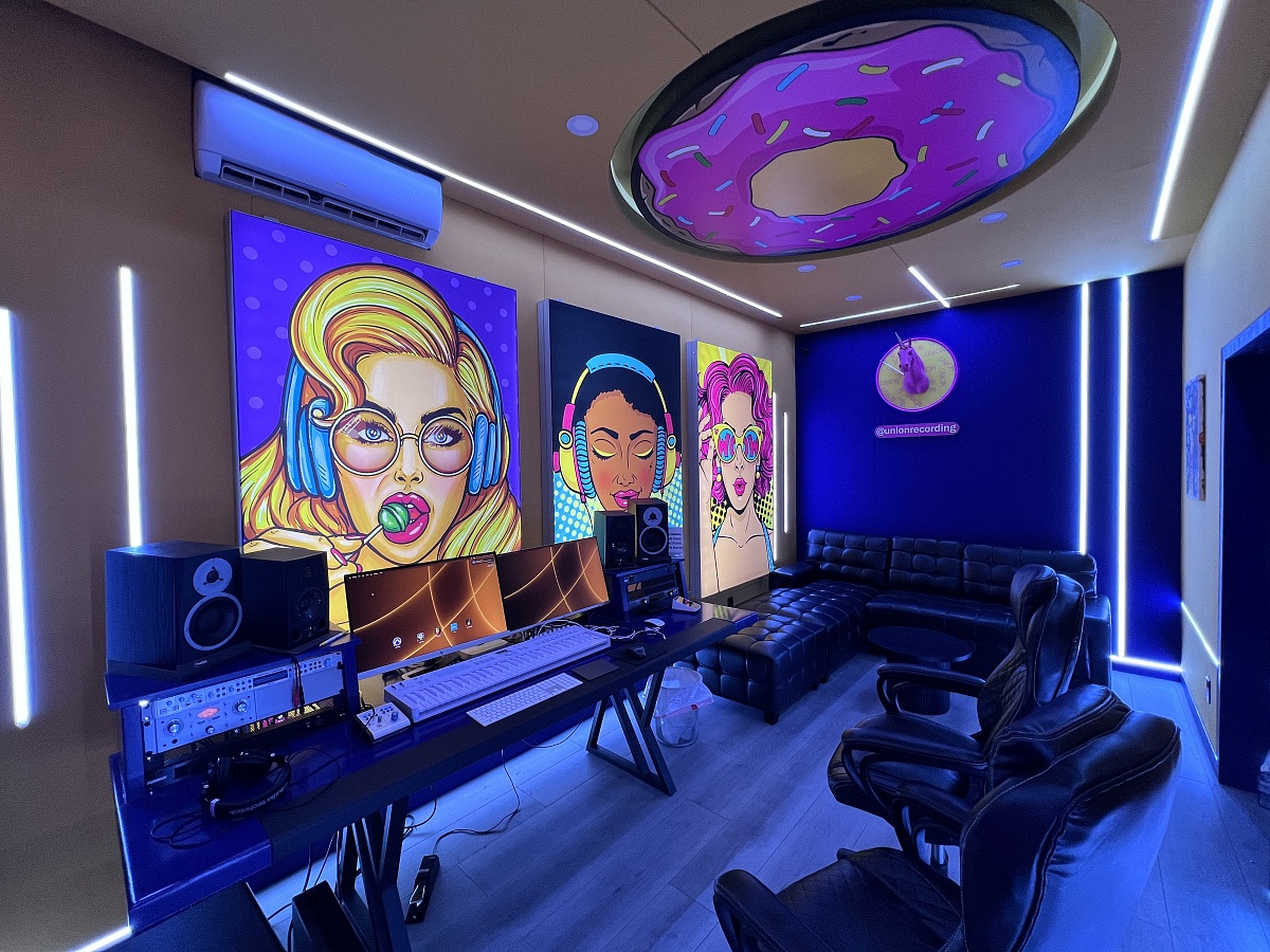 Navigating Economic Trends: What Independent Artists Need to Know
