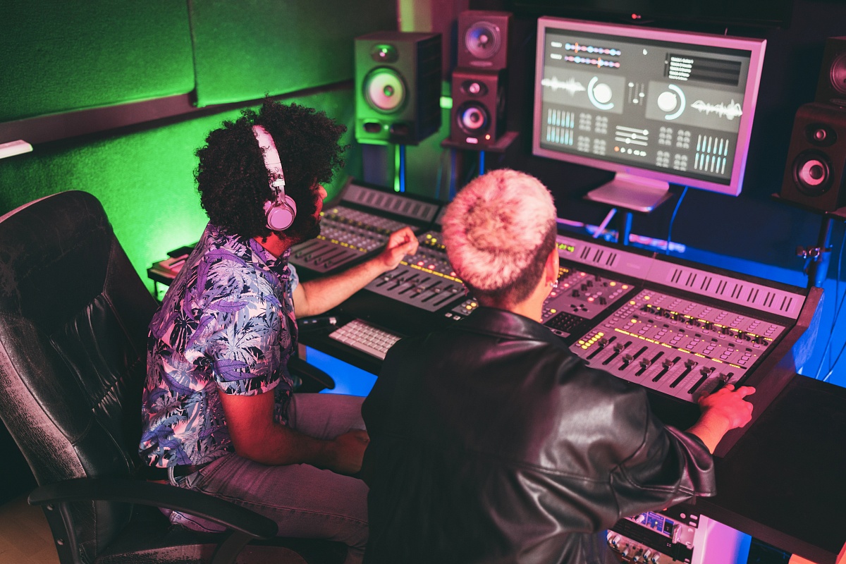 Producer vs Sound Engineer: What’s the Difference in a Recording Studio?